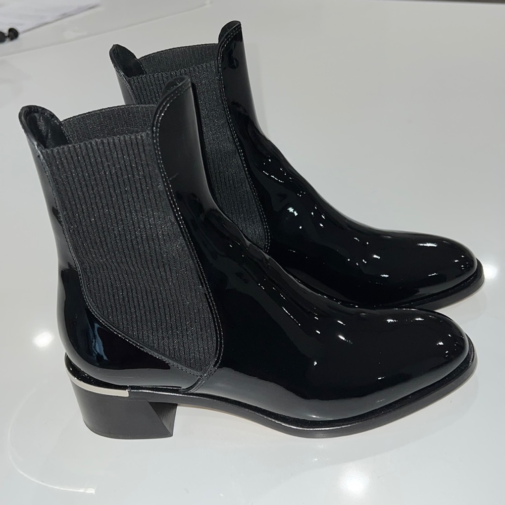JIMMY CHOO (NEW)
Rourke 45 embellished patent-leather Chelsea boots
